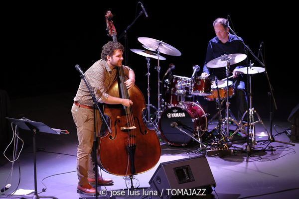 Pere Bujosa Trío (XI JazzEñe 2025. Teatro Victoria Eugenia, Donosti – San Sebastián. 2025-07-26) Por José Luis Luna Rocafort [INSTANTZZ AKA Galería fotográfica AKA Fotoblog de jazz, impro… y algo más] - Tomajazz - Pere Bujosa Trío actuó en el XI JazzEñe 2025 en Donosti – San Sebastián, el 26 de julio de 2025. José Luis Luna Rocafort lo retrata en INSTANTZZ. Actuaron Pere Bujosa, Xavi Torres, Joan Terol