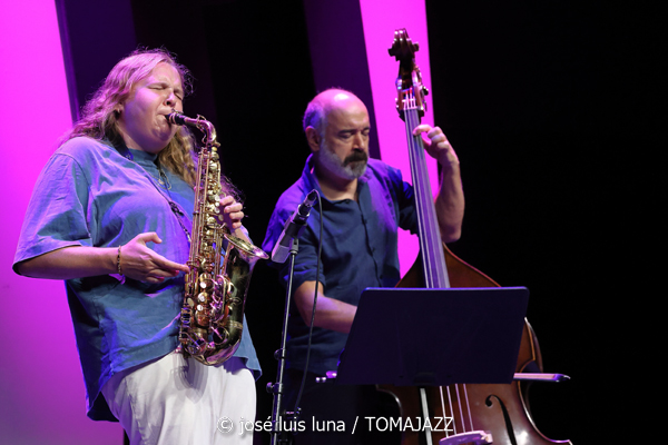 Sarah Hanahan + Luca Filastro Trio (48 Festival de Jazz de Vitoria. 2025-07-18) Por José Luis Luna Rocafort [INSTANTZZ AKA Galería fotográfica AKA Fotoblog de jazz, impro… y algo más] - Tomajazz - Sarah Hanahan + Luca Filastro Trio actuaron en el 48 Festival de Jazz de Vitoria 2025. José Luis Luna Rocafort lo retrata en INSTANTZZ. Actuaron Sarah Hanahan, Luca Filastro, Vincenzo Florio, Andrea Nunzi
