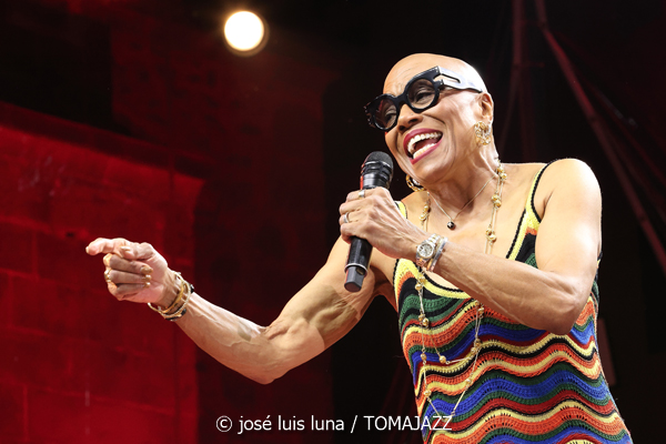 Dee Dee Bridgewater (60 Festival de Jazz de San Sebastián 2025. 2025-07-25) Por José Luis Luna Rocafort [INSTANTZZ AKA Galería fotográfica AKA Fotoblog de jazz, impro… y algo más] - Tomajazz - Dee Dee Bridgewater actuó en el 60 Festival de Jazz de San Sebastián 2025. José Luis Luna Rocafort la retrata en INSTANTZZ. Actuaron Dee Dee Bridgewater, Carmen Staaf, Rosa Brunello, Shirazette Tinnin