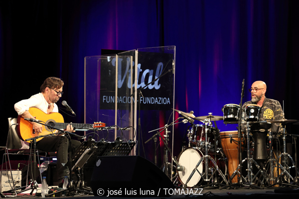Al Di Meola (48 Festival de Jazz de Vitoria. 2025-07-18) Por José Luis Luna Rocafort [INSTANTZZ AKA Galería fotográfica AKA Fotoblog de jazz, impro… y algo más] - Tomajazz - Al Di Meola actuó en el 48 Festival de Jazz de Vitoria 2025. José Luis Luna Rocafort lo retrata en INSTANTZZ. Actuaron Al Di Meola, Peo Alfonsi, Sergio Martínes