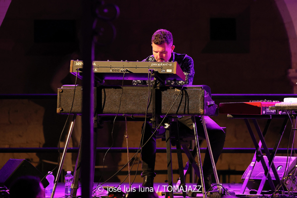 Myles Sanko (Jazz Palma Festival 2025. Castell de Bellver. Palma. 2025-08-07) Por José Luis Luna Rocafort [INSTANTZZ AKA Galería fotográfica AKA Fotoblog de jazz, impro… y algo más] - Tomajazz - Myles Sanko actuó en el Jazz Palma Festival 2025. José Luis Luna Rocafort lo retrata en INSTANTZZ. Actuaron Myles Sanko, Tom O'Grady, Gareth Lumbers, George Cashmore, Jon Mapp, Ric Elsworth