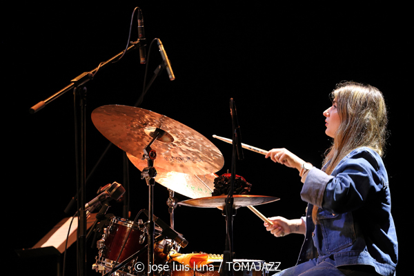 Daniel Román Jazz Quintet (XI JazzEñe 2025. Teatro Victoria Eugenia, Donosti – San Sebastián. 2025-07-26) Por José Luis Luna Rocafort [INSTANTZZ AKA Galería fotográfica AKA Fotoblog de jazz, impro… y algo más] - Tomajazz - Daniel Román Jazz Quintet actuó en XI JazzEñe 2025. José Luis Luna Rocafort lo retrata en INSTANTZZ. Actuaron Daniel Román, Román Filiú, César Filiú, Álvaro del Valle, Naíma Acuña
