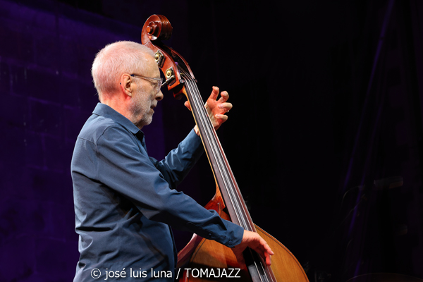 Dave Holland / Chris Potter: Kismet (60 Festival de Jazz de San Sebastián 2025. 2025-07-26) Por José Luis Luna Rocafort [INSTANTZZ AKA Galería fotográfica AKA Fotoblog de jazz, impro… y algo más] - Tomajazz - Dave Holland / Chris Potter actuaron con Kismet en el 60 Festival de Jazz de San Sebastián 2025. José Luis Luna Rocafort lo retrata en INSTANTZZ. Con Dave Holland, Chris Potter, Marcus Gilmore