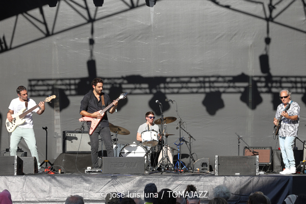 Thomas Camille (60 Festival de Jazz de San Sebastián 2025. 2025-07-24) Por José Luis Luna Rocafort [INSTANTZZ AKA Galería fotográfica AKA Fotoblog de jazz, impro… y algo más] - Tomajazz - Thomas Camille actuó en el 60 Festival de Jazz de San Sebastián 2025. José Luis Luna Rocafort lo retrata en INSTANTZZ. Thomas Camille, Tomás Lizardi, Álvaro Ginés, Jorge González