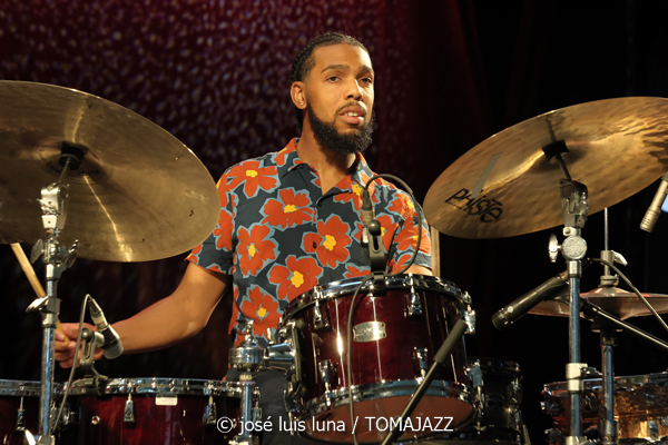 Jazzmeia Horn (48 Festival de Jazz de Vitoria. 2025-07-17) Por José Luis Luna Rocafort [INSTANTZZ AKA Galería fotográfica AKA Fotoblog de jazz, impro… y algo más] - Tomajazz - Jazzmeia Horn actuó en el 48 Festival de Jazz de Vitoria 2025. José Luis Luna Rocafort la retrata en INSTANTZZ. Actuaron Jazzmeia Horn, Joel Holmes, Ameen Saleem, Ryan Sands