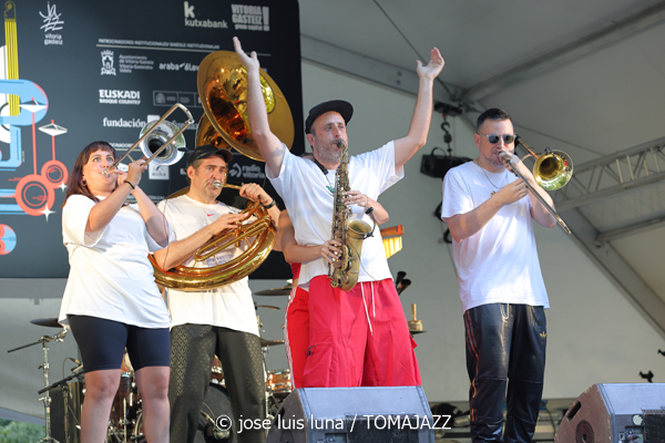 Hip Horns Brass Collective (48 Festival de Jazz de Vitoria. 2025-07-12) Por José Luis Luna Rocafort [INSTANTZZ AKA Galería fotográfica AKA Fotoblog de jazz, impro… y algo más] - Tomajazz - Hip Horns Brass Collective actuó en el 48 Festival de Jazz de Vitoria 2025. José Luis Luna Rocafort lo retrata en INSTANTZZ. Actuaron Mabreezee, Aina Pla, Gregori Hollis, Alvar Monfort, Nil Vilà, Albert Costa, Alba Pujals, David Parras, Arnau Alonso, Zarata Selektion