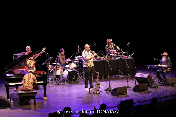 Hermeto Pascoal & Grupo (60 Festival de Jazz de San Sebastián 2025. 2025-07-25) Por José Luis Luna Rocafort [INSTANTZZ AKA Galería fotográfica AKA Fotoblog de jazz, impro… y algo más] - Tomajazz - Hermeto Pascoal & Grupo actuó en el 60 Festival de Jazz de San Sebastián 2025. José Luis Luna Rocafort retrata el concierto en INSTANTZZ. Actuaron Hermeto Pascoal, Itiberê Zwarg, André Marques, Jota P., Fábio Pascoal, Ajuriña Zwarg