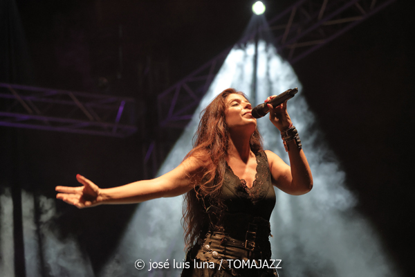 Soleá Morente (La LLuna en Vers. Santuari de Consolació, Sant Joan, Mallorca. 2025-08-09) Por José Luis Luna Rocafort [INSTANTZZ AKA Galería fotográfica AKA Fotoblog de jazz, impro… y algo más] - Tomajazz - Soleá Morente actuó en La LLuna en Vers en Santuari de Consolació, Sant Joan, Mallorca, el 9 de agosto de 2025. José Luis Luna Rocafort lo retrata en INSTANTZZ