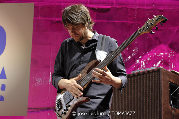 Kurt Elling & The Yellowjackets: Celebrate Weather Report (60 Festival de Jazz de San Sebastián 2025. 2025-07-24) Por José Luis Luna Rocafort [INSTANTZZ AKA Galería fotográfica AKA Fotoblog de jazz, impro… y algo más] - Tomajazz - Kurt Elling & The Yellowjackets: Celebrate Weather Report participaron en el 60 Festival de Jazz de San Sebastián 2025. José Luis Luna Rocafort lo retrata en INSTANTZZ. Actuaron Kurt Elling, Russell Ferrante: piano, teclados Bob Mintzer: saxo tenor, EWI Dane Alderson: bajo eléctrico William Kennedy