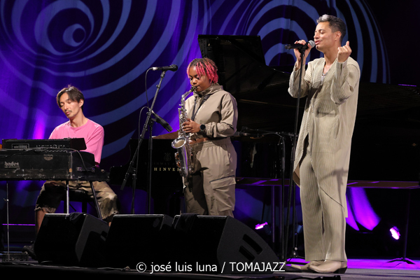 Jose James (48 Festival de Jazz de Vitoria. 2025-07-17) Por José Luis Luna Rocafort [INSTANTZZ AKA Galería fotográfica AKA Fotoblog de jazz, impro… y algo más] - Tomajazz - Jose James actuó en el 48 Festival de Jazz de Vitoria 2025. José Luis Luna Rocafort lo retrata en INSTANTZZ. Actuaron Jose James, BigYuki, Yves Fernández, Dom Gerva, Ebban Dorsey