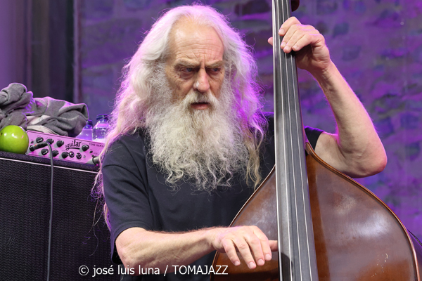 Marc Ribot Hurry Red Telephone (60 Festival de Jazz de San Sebastián 2025. 2025-07-25) Por José Luis Luna Rocafort [INSTANTZZ AKA Galería fotográfica AKA Fotoblog de jazz, impro… y algo más] - Tomajazz - Marc Ribot Hurry Red Telephone actuó en el 60 Festival de Jazz de San Sebastián 2025. José Luis Luna Rocafort lo retrata en INSTANTZZ. Actuaron Marc Ribot, Ava Mendoza, Sebastian Steinberg, Chad Taylor
