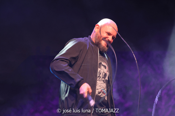Niño de Elche (La LLuna en Vers. Santuari de Consolació, Sant Joan, Mallorca. 2025-08-09) Por José Luis Luna Rocafort [INSTANTZZ AKA Galería fotográfica AKA Fotoblog de jazz, impro… y algo más] - Tomajazz - Niño de Elche actuó en La LLuna en Vers en Santuari de Consolació, Sant Joan, Mallorca, el 9 de agosto de 2025. José Luis Luna Rocafort lo retrata en INSTANTZZ. Actuaron Niño de Elche, Xisco Rojo, Susana Hernández "DJ Ylia"