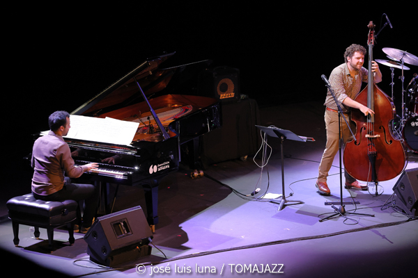 Pere Bujosa Trío (XI JazzEñe 2025. Teatro Victoria Eugenia, Donosti – San Sebastián. 2025-07-26) Por José Luis Luna Rocafort [INSTANTZZ AKA Galería fotográfica AKA Fotoblog de jazz, impro… y algo más] - Tomajazz - Pere Bujosa Trío actuó en el XI JazzEñe 2025 en Donosti – San Sebastián, el 26 de julio de 2025. José Luis Luna Rocafort lo retrata en INSTANTZZ. Actuaron Pere Bujosa, Xavi Torres, Joan Terol