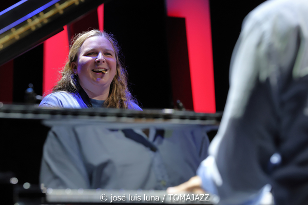 Sarah Hanahan + Luca Filastro Trio (48 Festival de Jazz de Vitoria. 2025-07-18) Por José Luis Luna Rocafort [INSTANTZZ AKA Galería fotográfica AKA Fotoblog de jazz, impro… y algo más] - Tomajazz - Sarah Hanahan + Luca Filastro Trio actuaron en el 48 Festival de Jazz de Vitoria 2025. José Luis Luna Rocafort lo retrata en INSTANTZZ. Actuaron Sarah Hanahan, Luca Filastro, Vincenzo Florio, Andrea Nunzi