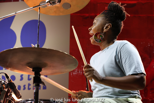 Dee Dee Bridgewater (60 Festival de Jazz de San Sebastián 2025. 2025-07-25) Por José Luis Luna Rocafort [INSTANTZZ AKA Galería fotográfica AKA Fotoblog de jazz, impro… y algo más] - Tomajazz - Dee Dee Bridgewater actuó en el 60 Festival de Jazz de San Sebastián 2025. José Luis Luna Rocafort la retrata en INSTANTZZ. Actuaron Dee Dee Bridgewater, Carmen Staaf, Rosa Brunello, Shirazette Tinnin