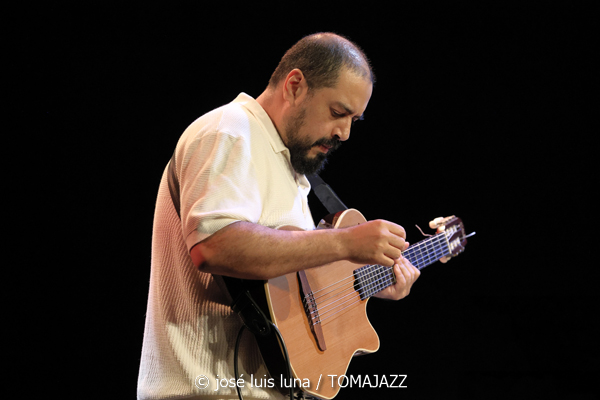 Daniel Román Jazz Quintet (XI JazzEñe 2025. Teatro Victoria Eugenia, Donosti – San Sebastián. 2025-07-26) Por José Luis Luna Rocafort [INSTANTZZ AKA Galería fotográfica AKA Fotoblog de jazz, impro… y algo más] - Tomajazz - Daniel Román Jazz Quintet actuó en XI JazzEñe 2025. José Luis Luna Rocafort lo retrata en INSTANTZZ. Actuaron Daniel Román, Román Filiú, César Filiú, Álvaro del Valle, Naíma Acuña
