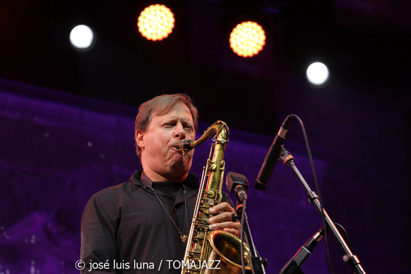 Dave Holland / Chris Potter: Kismet (60 Festival de Jazz de San Sebastián 2025. 2025-07-26) Por José Luis Luna Rocafort [INSTANTZZ AKA Galería fotográfica AKA Fotoblog de jazz, impro… y algo más] - Tomajazz - Dave Holland / Chris Potter actuaron con Kismet en el 60 Festival de Jazz de San Sebastián 2025. José Luis Luna Rocafort lo retrata en INSTANTZZ. Con Dave Holland, Chris Potter, Marcus Gilmore