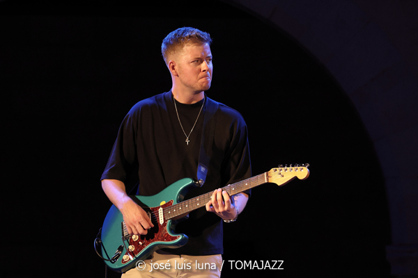 Myles Sanko (Jazz Palma Festival 2025. Castell de Bellver. Palma. 2025-08-07) Por José Luis Luna Rocafort [INSTANTZZ AKA Galería fotográfica AKA Fotoblog de jazz, impro… y algo más] - Tomajazz - Myles Sanko actuó en el Jazz Palma Festival 2025. José Luis Luna Rocafort lo retrata en INSTANTZZ. Actuaron Myles Sanko, Tom O'Grady, Gareth Lumbers, George Cashmore, Jon Mapp, Ric Elsworth