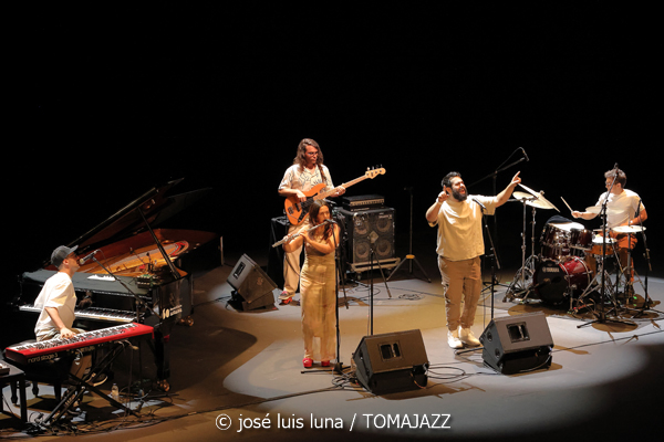 Eme Eme Project (XI JazzEñe 2025. Teatro Victoria Eugenia, Donosti – San Sebastián. 2025-07-25) Por José Luis Luna Rocafort [INSTANTZZ AKA Galería fotográfica AKA Fotoblog de jazz, impro… y algo más] - Tomajazz - Eme Eme Project de Marta Mansilla actuó en XI JazzEñe 2025 en San Sebastián. José Luis Luna Rocafort retrata el concierto en INSTANTZZ. Actuaron Marta Mansilla, David Sancho, Antonio Tomás Sepúlveda, Jesús Caparrós, Rodrigo Ballesteros