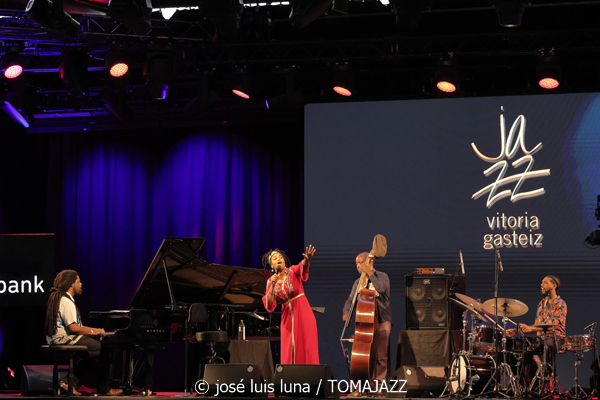 Jazzmeia Horn (48 Festival de Jazz de Vitoria. 2025-07-17) Por José Luis Luna Rocafort [INSTANTZZ AKA Galería fotográfica AKA Fotoblog de jazz, impro… y algo más] - Tomajazz - Jazzmeia Horn actuó en el 48 Festival de Jazz de Vitoria 2025. José Luis Luna Rocafort la retrata en INSTANTZZ. Actuaron Jazzmeia Horn, Joel Holmes, Ameen Saleem, Ryan Sands