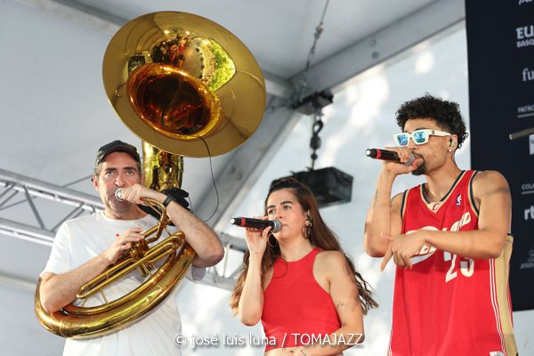 Hip Horns Brass Collective (48 Festival de Jazz de Vitoria. 2025-07-12) Por José Luis Luna Rocafort [INSTANTZZ AKA Galería fotográfica AKA Fotoblog de jazz, impro… y algo más] - Tomajazz - Hip Horns Brass Collective actuó en el 48 Festival de Jazz de Vitoria 2025. José Luis Luna Rocafort lo retrata en INSTANTZZ. Actuaron Mabreezee, Aina Pla, Gregori Hollis, Alvar Monfort, Nil Vilà, Albert Costa, Alba Pujals, David Parras, Arnau Alonso, Zarata Selektion
