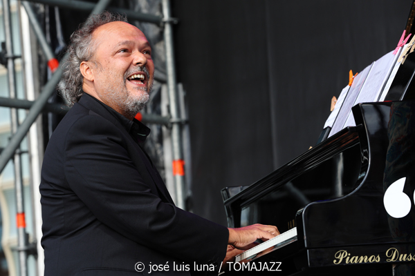 Jessie Gordon Quintet (60 Festival de Jazz de San Sebastián 2025. 2025-07-24) Por José Luis Luna Rocafort [INSTANTZZ AKA Galería fotográfica AKA Fotoblog de jazz, impro… y algo más] - Tomajazz - Jessie Gordon Quintet actuó en el 60 Festival de Jazz de San Sebastián 2025. José Luis Luna Rocafort lo retrata en INSTANTZZ. Actuaron Jessie Gordon, Enric Peidro, Fede Mazzanti, Ignasi González, Xavi Hinojosa