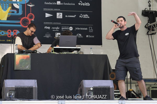 Zarata Selektion (48 Festival de Jazz de Vitoria. 2025-07-12) Por José Luis Luna Rocafort [INSTANTZZ AKA Galería fotográfica AKA Fotoblog de jazz, impro… y algo más] - Tomajazz - Zarata Selektion actuó en el 48 Festival de Jazz de Vitoria 2025-07-12) Por José Luis Luna Rocafort [INSTANTZZ