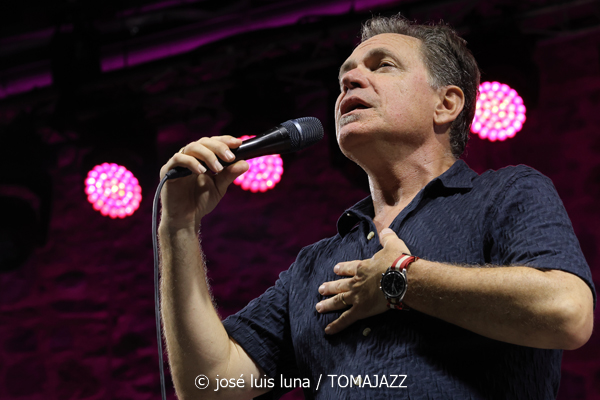 Kurt Elling & The Yellowjackets: Celebrate Weather Report (60 Festival de Jazz de San Sebastián 2025. 2025-07-24) Por José Luis Luna Rocafort [INSTANTZZ AKA Galería fotográfica AKA Fotoblog de jazz, impro… y algo más] - Tomajazz - Kurt Elling & The Yellowjackets: Celebrate Weather Report participaron en el 60 Festival de Jazz de San Sebastián 2025. José Luis Luna Rocafort lo retrata en INSTANTZZ. Actuaron Kurt Elling, Russell Ferrante, Bob Mintzer, Dane Alderson, William Kennedy