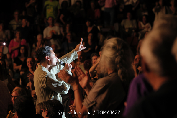 Jose James (48 Festival de Jazz de Vitoria. 2025-07-17) Por José Luis Luna Rocafort [INSTANTZZ AKA Galería fotográfica AKA Fotoblog de jazz, impro… y algo más] - Tomajazz - Jose James actuó en el 48 Festival de Jazz de Vitoria 2025. José Luis Luna Rocafort lo retrata en INSTANTZZ. Actuaron Jose James, BigYuki, Yves Fernández, Dom Gerva, Ebban Dorsey