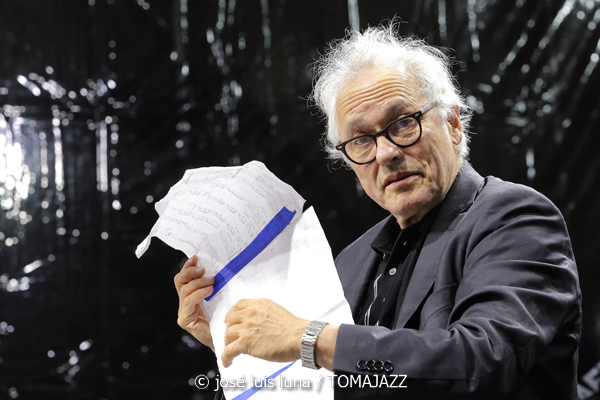 Marc Ribot Hurry Red Telephone (60 Festival de Jazz de San Sebastián 2025. 2025-07-25) Por José Luis Luna Rocafort [INSTANTZZ AKA Galería fotográfica AKA Fotoblog de jazz, impro… y algo más] - Tomajazz - Marc Ribot Hurry Red Telephone actuó en el 60 Festival de Jazz de San Sebastián 2025. José Luis Luna Rocafort lo retrata en INSTANTZZ. Actuaron Marc Ribot, Ava Mendoza, Sebastian Steinberg, Chad Taylor