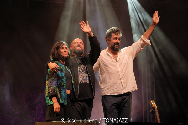 Niño de Elche (La LLuna en Vers. Santuari de Consolació, Sant Joan, Mallorca. 2025-08-09) Por José Luis Luna Rocafort [INSTANTZZ AKA Galería fotográfica AKA Fotoblog de jazz, impro… y algo más] - Tomajazz - Niño de Elche actuó en La LLuna en Vers en Santuari de Consolació, Sant Joan, Mallorca, el 9 de agosto de 2025. José Luis Luna Rocafort lo retrata en INSTANTZZ. Actuaron Niño de Elche, Xisco Rojo, Susana Hernández "DJ Ylia"