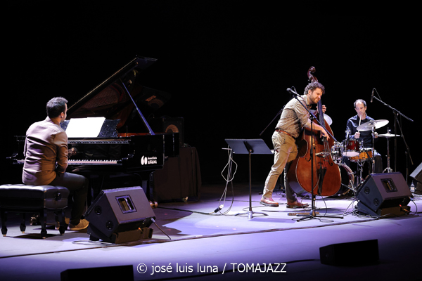 Pere Bujosa Trío (XI JazzEñe 2025. Teatro Victoria Eugenia, Donosti – San Sebastián. 2025-07-26) Por José Luis Luna Rocafort [INSTANTZZ AKA Galería fotográfica AKA Fotoblog de jazz, impro… y algo más] - Tomajazz - Pere Bujosa Trío actuó en el XI JazzEñe 2025 en Donosti – San Sebastián, el 26 de julio de 2025. José Luis Luna Rocafort lo retrata en INSTANTZZ. Actuaron Pere Bujosa, Xavi Torres, Joan Terol