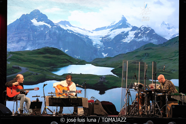 Al Di Meola (48 Festival de Jazz de Vitoria. 2025-07-18) Por José Luis Luna Rocafort [INSTANTZZ AKA Galería fotográfica AKA Fotoblog de jazz, impro… y algo más] - Tomajazz - Al Di Meola actuó en el 48 Festival de Jazz de Vitoria 2025. José Luis Luna Rocafort lo retrata en INSTANTZZ. Actuaron Al Di Meola, Peo Alfonsi, Sergio Martínes