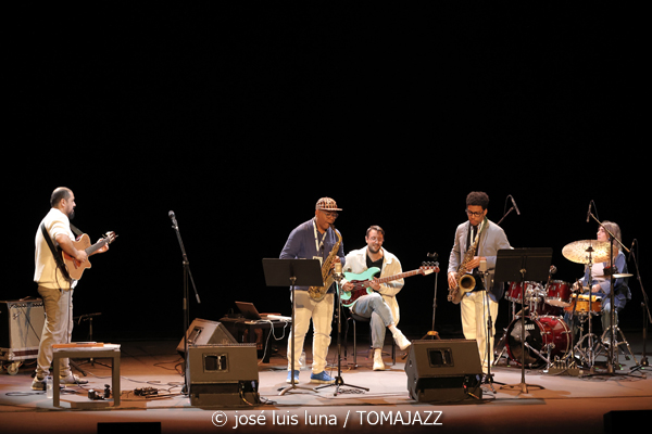 Daniel Román Jazz Quintet (XI JazzEñe 2025. Teatro Victoria Eugenia, Donosti – San Sebastián. 2025-07-26) Por José Luis Luna Rocafort [INSTANTZZ AKA Galería fotográfica AKA Fotoblog de jazz, impro… y algo más] - Tomajazz - Daniel Román Jazz Quintet actuó en XI JazzEñe 2025. José Luis Luna Rocafort lo retrata en INSTANTZZ. Actuaron Daniel Román, Román Filiú, César Filiú, Álvaro del Valle, Naíma Acuña