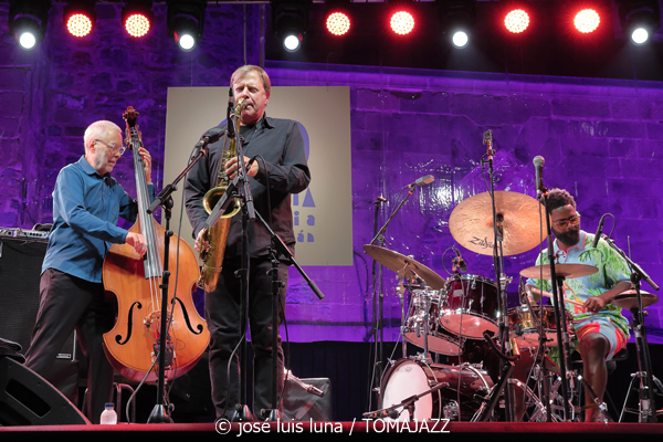 Dave Holland / Chris Potter: Kismet (60 Festival de Jazz de San Sebastián 2025. 2025-07-26) Por José Luis Luna Rocafort [INSTANTZZ AKA Galería fotográfica AKA Fotoblog de jazz, impro… y algo más] - Tomajazz - Dave Holland / Chris Potter actuaron con Kismet en el 60 Festival de Jazz de San Sebastián 2025. José Luis Luna Rocafort lo retrata en INSTANTZZ. Con Dave Holland, Chris Potter, Marcus Gilmore