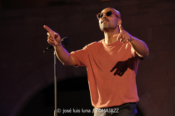 Myles Sanko (Jazz Palma Festival 2025. Castell de Bellver. Palma. 2025-08-07) Por José Luis Luna Rocafort [INSTANTZZ AKA Galería fotográfica AKA Fotoblog de jazz, impro… y algo más] - Tomajazz - Myles Sanko actuó en el Jazz Palma Festival 2025. José Luis Luna Rocafort lo retrata en INSTANTZZ. Actuaron Myles Sanko, Tom O'Grady, Gareth Lumbers, George Cashmore, Jon Mapp, Ric Elsworth