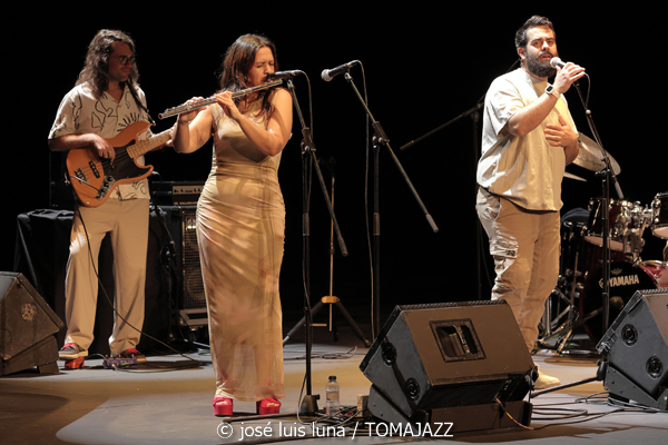 Eme Eme Project (XI JazzEñe 2025. Teatro Victoria Eugenia, Donosti – San Sebastián. 2025-07-25) Por José Luis Luna Rocafort [INSTANTZZ AKA Galería fotográfica AKA Fotoblog de jazz, impro… y algo más] - Tomajazz - Eme Eme Project de Marta Mansilla actuó en XI JazzEñe 2025 en San Sebastián. José Luis Luna Rocafort retrata el concierto en INSTANTZZ. Actuaron Marta Mansilla, David Sancho, Antonio Tomás Sepúlveda, Jesús Caparrós, Rodrigo Ballesteros