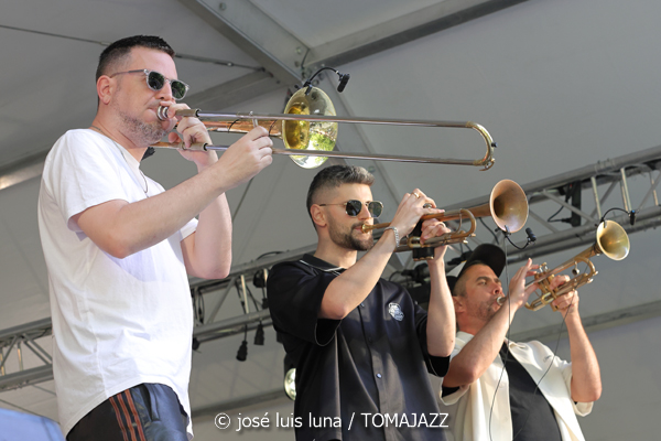 Hip Horns Brass Collective (48 Festival de Jazz de Vitoria. 2025-07-12) Por José Luis Luna Rocafort [INSTANTZZ AKA Galería fotográfica AKA Fotoblog de jazz, impro… y algo más] - Tomajazz - Hip Horns Brass Collective actuó en el 48 Festival de Jazz de Vitoria 2025. José Luis Luna Rocafort lo retrata en INSTANTZZ. Actuaron Mabreezee, Aina Pla, Gregori Hollis, Alvar Monfort, Nil Vilà, Albert Costa, Alba Pujals, David Parras, Arnau Alonso, Zarata Selektion