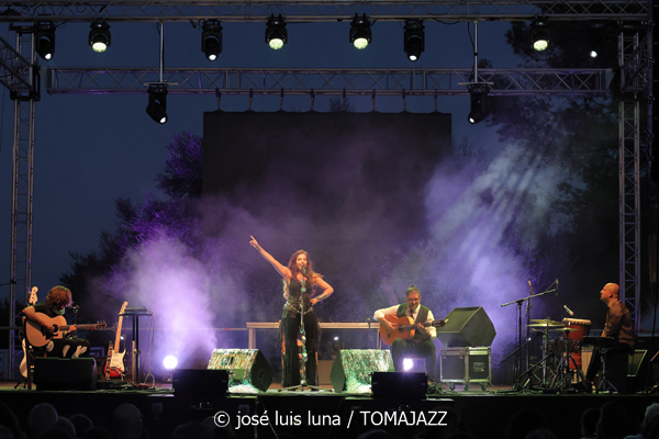 Soleá Morente (La LLuna en Vers. Santuari de Consolació, Sant Joan, Mallorca. 2025-08-09) Por José Luis Luna Rocafort [INSTANTZZ AKA Galería fotográfica AKA Fotoblog de jazz, impro… y algo más] - Tomajazz - Soleá Morente actuó en La LLuna en Vers en Santuari de Consolació, Sant Joan, Mallorca, el 9 de agosto de 2025. José Luis Luna Rocafort lo retrata en INSTANTZZ