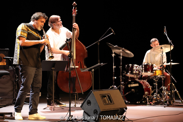 Cuarteto Federal (XI JazzEñe 2025. Teatro Victoria Eugenia, Donosti – San Sebastián. 2025-07-25) Por José Luis Luna Rocafort [INSTANTZZ AKA Galería fotográfica AKA Fotoblog de jazz, impro… y algo más] - Tomajazz - Cuarteto Federal actuó en el XI JazzEñe 2025. José Luis Luna Rocafort lo retrata en INSTANTZZ. Actuaron Kike Perdomo: saxos tenor y soprano Javier Galiana: piano Xacobe Martínez: contrabajo Guillem Arnedo