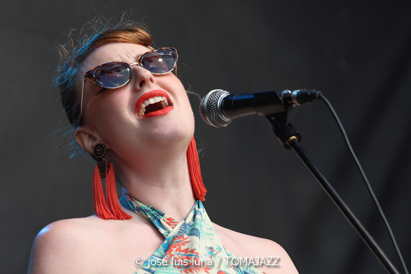 Jessie Gordon Quintet (60 Festival de Jazz de San Sebastián 2025. 2025-07-24) Por José Luis Luna Rocafort [INSTANTZZ AKA Galería fotográfica AKA Fotoblog de jazz, impro… y algo más] - Tomajazz - Jessie Gordon Quintet actuó en el 60 Festival de Jazz de San Sebastián 2025. José Luis Luna Rocafort lo retrata en INSTANTZZ. Actuaron Jessie Gordon, Enric Peidro, Fede Mazzanti, Ignasi González, Xavi Hinojosa