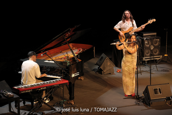 Eme Eme Project (XI JazzEñe 2025. Teatro Victoria Eugenia, Donosti – San Sebastián. 2025-07-25) Por José Luis Luna Rocafort [INSTANTZZ AKA Galería fotográfica AKA Fotoblog de jazz, impro… y algo más] - Tomajazz - Eme Eme Project de Marta Mansilla actuó en XI JazzEñe 2025 en San Sebastián. José Luis Luna Rocafort retrata el concierto en INSTANTZZ. Actuaron Marta Mansilla, David Sancho, Antonio Tomás Sepúlveda, Jesús Caparrós, Rodrigo Ballesteros