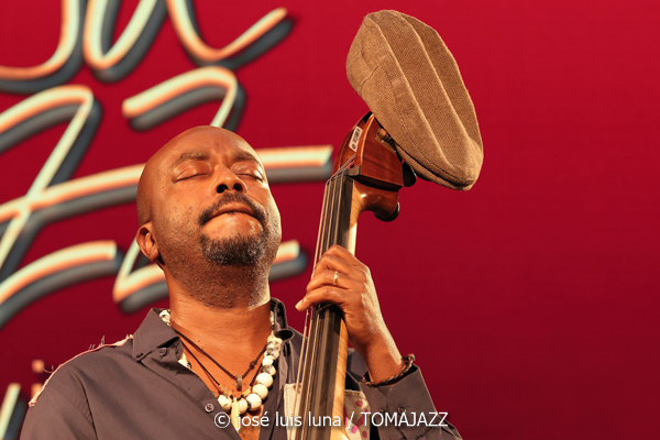 Jazzmeia Horn (48 Festival de Jazz de Vitoria. 2025-07-17) Por José Luis Luna Rocafort [INSTANTZZ AKA Galería fotográfica AKA Fotoblog de jazz, impro… y algo más] - Tomajazz - Jazzmeia Horn actuó en el 48 Festival de Jazz de Vitoria 2025. José Luis Luna Rocafort la retrata en INSTANTZZ. Actuaron Jazzmeia Horn, Joel Holmes, Ameen Saleem, Ryan Sands