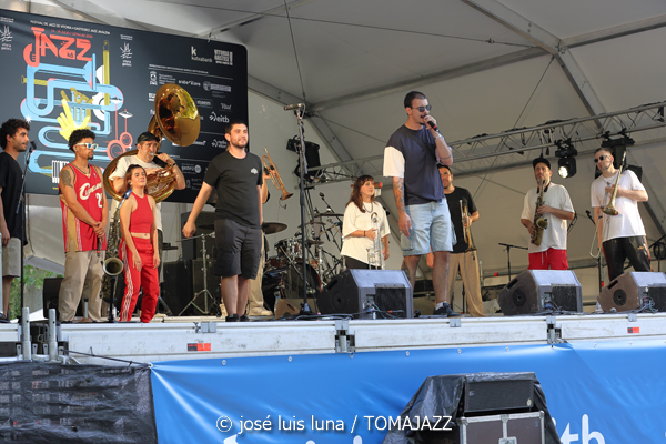 Hip Horns Brass Collective (48 Festival de Jazz de Vitoria. 2025-07-12) Por José Luis Luna Rocafort [INSTANTZZ AKA Galería fotográfica AKA Fotoblog de jazz, impro… y algo más] - Tomajazz - Hip Horns Brass Collective actuó en el 48 Festival de Jazz de Vitoria 2025. José Luis Luna Rocafort lo retrata en INSTANTZZ. Actuaron Mabreezee, Aina Pla, Gregori Hollis, Alvar Monfort, Nil Vilà, Albert Costa, Alba Pujals, David Parras, Arnau Alonso, Zarata Selektion