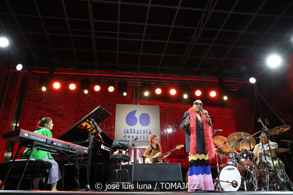 Dee Dee Bridgewater (60 Festival de Jazz de San Sebastián 2025. 2025-07-25) Por José Luis Luna Rocafort [INSTANTZZ AKA Galería fotográfica AKA Fotoblog de jazz, impro… y algo más] - Tomajazz - Dee Dee Bridgewater actuó en el 60 Festival de Jazz de San Sebastián 2025. José Luis Luna Rocafort la retrata en INSTANTZZ. Actuaron Dee Dee Bridgewater, Carmen Staaf, Rosa Brunello, Shirazette Tinnin