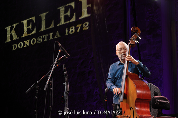 Dave Holland / Chris Potter: Kismet (60 Festival de Jazz de San Sebastián 2025. 2025-07-26) Por José Luis Luna Rocafort [INSTANTZZ AKA Galería fotográfica AKA Fotoblog de jazz, impro… y algo más] - Tomajazz - Dave Holland / Chris Potter actuaron con Kismet en el 60 Festival de Jazz de San Sebastián 2025. José Luis Luna Rocafort lo retrata en INSTANTZZ. Con Dave Holland, Chris Potter, Marcus Gilmore