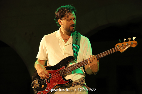 Myles Sanko (Jazz Palma Festival 2025. Castell de Bellver. Palma. 2025-08-07) Por José Luis Luna Rocafort [INSTANTZZ AKA Galería fotográfica AKA Fotoblog de jazz, impro… y algo más] - Tomajazz - Myles Sanko actuó en el Jazz Palma Festival 2025. José Luis Luna Rocafort lo retrata en INSTANTZZ. Actuaron Myles Sanko, Tom O'Grady, Gareth Lumbers, George Cashmore, Jon Mapp, Ric Elsworth