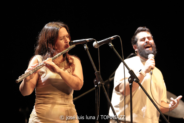 Eme Eme Project (XI JazzEñe 2025. Teatro Victoria Eugenia, Donosti – San Sebastián. 2025-07-25) Por José Luis Luna Rocafort [INSTANTZZ AKA Galería fotográfica AKA Fotoblog de jazz, impro… y algo más] - Tomajazz - Eme Eme Project de Marta Mansilla actuó en XI JazzEñe 2025 en San Sebastián. José Luis Luna Rocafort retrata el concierto en INSTANTZZ. Actuaron Marta Mansilla, David Sancho, Antonio Tomás Sepúlveda, Jesús Caparrós, Rodrigo Ballesteros