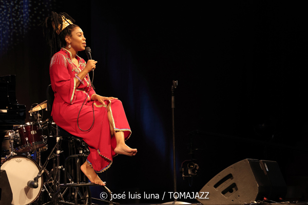 Jazzmeia Horn (48 Festival de Jazz de Vitoria. 2025-07-17) Por José Luis Luna Rocafort [INSTANTZZ AKA Galería fotográfica AKA Fotoblog de jazz, impro… y algo más] - Tomajazz - Jazzmeia Horn actuó en el 48 Festival de Jazz de Vitoria 2025. José Luis Luna Rocafort la retrata en INSTANTZZ. Actuaron Jazzmeia Horn, Joel Holmes, Ameen Saleem, Ryan Sands