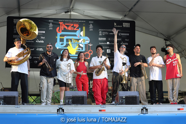 Hip Horns Brass Collective (48 Festival de Jazz de Vitoria. 2025-07-12) Por José Luis Luna Rocafort [INSTANTZZ AKA Galería fotográfica AKA Fotoblog de jazz, impro… y algo más] - Tomajazz - Hip Horns Brass Collective actuó en el 48 Festival de Jazz de Vitoria 2025. José Luis Luna Rocafort lo retrata en INSTANTZZ. Actuaron Mabreezee, Aina Pla, Gregori Hollis, Alvar Monfort, Nil Vilà, Albert Costa, Alba Pujals, David Parras, Arnau Alonso, Zarata Selektion